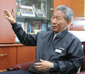 매트·인조가죽 시장 선도하는 ‘글로벌 톱 메이커’ 명성 지속