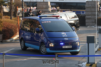 [포토] 헌법재판소 들어서는 대통령 탑승 호송차량