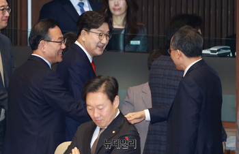 [포토] 교섭단체 대표 연설 마친 권성동 원내대표 