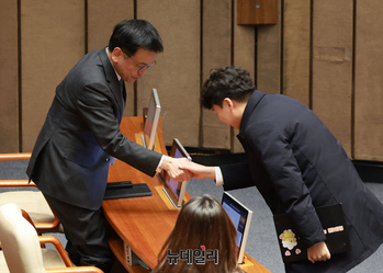 [포토] 악수 나누는 최상목 대행과 이준석 
