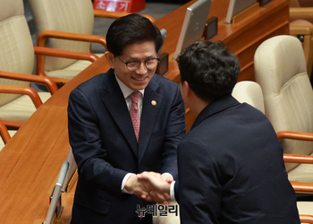 [포토] 의원들과 인사 나누는 김문수 고용노동부 장관