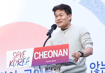 [포토] 천안서 '탄핵반대' 연설하는 전한길 한국사 강사 