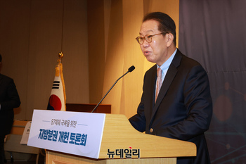 [포토] 개헌 토론회 찾아 축사하는 권영세 비대위원장