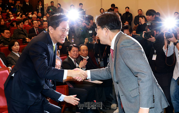 [포토] 악수 하는 오세훈 시장과 권성동 원내대표