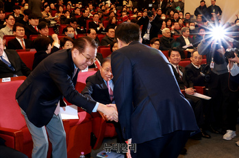 [포토] 악수 하는 오세훈·권영세