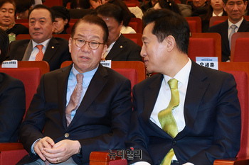 [포토] 개헌 토론회서 대화 나누는 오세훈·권영세