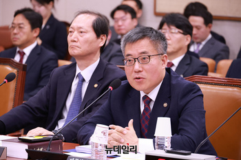 [포토] 답변하는 김석우 법무부 장관 직무대행