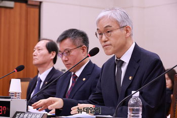 [포토] 법사위 출석한 천대엽 법원행정처장