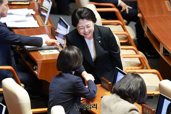 [포토] 연설 마친 김선민 조국혁신당 대표 권한대행