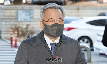 [포토] '대장동 사건' 로비 의혹 박영수 전 특검, 1심 선고공판 출석