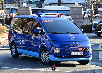 [포토] 헌법재판소 도착한 尹 호송차량 