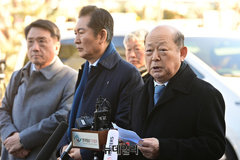 [포토] 헌법재판소 도착한 탄핵소추대리인단