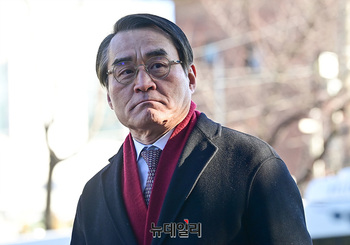 [포토] 8차 탄핵심판 출석하는 배보윤 변호사 