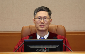 [포토] 대심판정 입장한 문형배 헌재소장 권한대행 