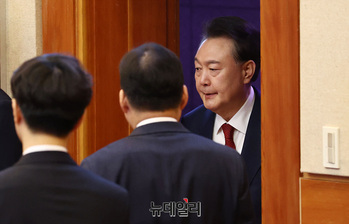 [포토] 8차 변론 출석하는 윤석열 대통령 