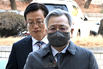 [포토] '대장동 50억 클럽' 박영수 전 특검, 1심서 징역 7년 법정구속 