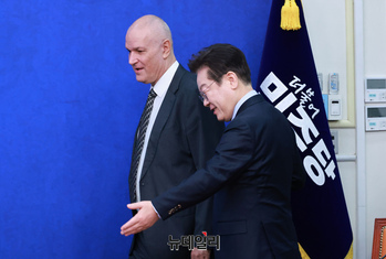 [포토] 주한 이스라엘 대사 안내하는 이재명 대표