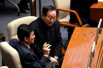 [포토] 본회의서 대화 나누는 안규백 위원장과 한기호 위원