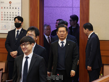 [포토] 대심판정 입장하는 정청래 탄핵소추위원장