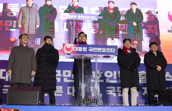 [포토] 국민변호인단 출범식서 인사하는 윤 대통령 변호인