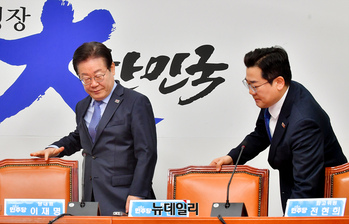 [포토] 회의 참석하는 민주당 지도부