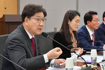 [포토] MBC 청문회 촉구 긴급 토론회 참석한 권성동 원내대표