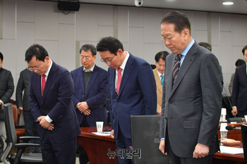 [포토]  故 오요안나에 대한 묵념하는 권영세 비대위원장