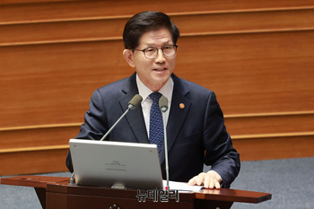 [포토] 대정부질문서 답변하는 김문수 고용노동부 장관