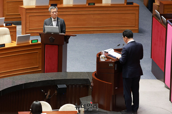[포토] 답변하는 김석우 법무부장관 직무대행