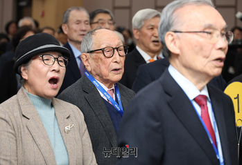 [포토] 애국가 부르는 김형석 명예교수