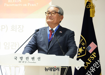 [포토] 인사말하는 김진영 한미자유안보정책센터 회장