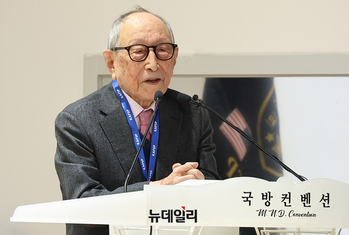 [영상] 대한민국 체제수호 결의대회, 격려말씀하는 김형석 명예교수