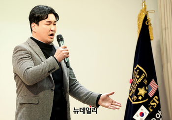 [영상] 체제수호 결의대회, 바리톤 이승환 특별찬송 '은혜'