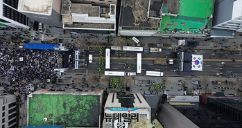 [포토] '탄핵 반·찬' 집회에 두쪽난 금남로