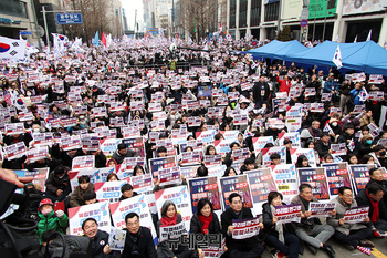 [포토] 5.18 민주광장 불허에 금남로 모인 '탄반 집회'