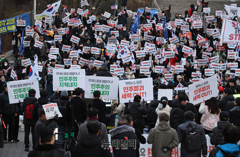 [영상] 서울대 아크로광장서 대치중인 탄핵 찬·반집회