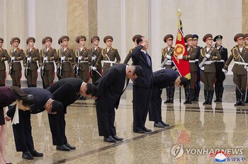 北 김정은, 4년 만에 '김정일 생일' 기념 금수산태양궁전 참배