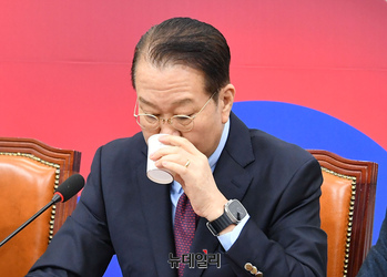 [포토] 물 마시는 권영세 국민의힘 비상대책위원장