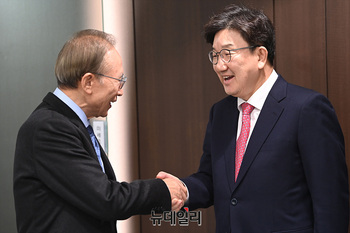 [포토] 인사 나누는 권성동 원내대표와 이명박 전 대통령 