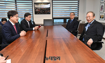 [포토] 이명박재단 사무실 찾은 권성동 원내대표 