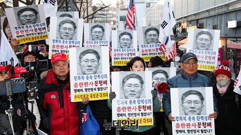 [영상] 문형배 헌재소장 대행 자택앞 집결한 지지자들 "사퇴하라"