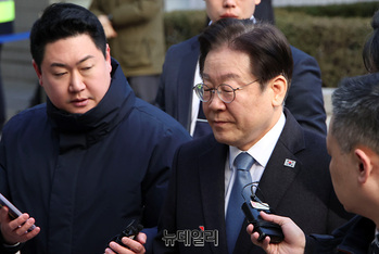 [포토] '대장동·성남FC' 68차 공판 출석하는 이재명 민주당 대표 