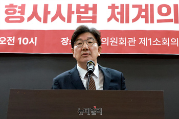 [포토] '국민 위에 군림하는 국가기관 정상인가?' 토론회 축사하는 권성동