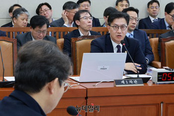 [포토] 답변하는 김범석 기획재정부 제1차관