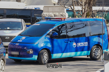 [포토] 대통령 탄핵심판 9차 변론기일, 헌법재판소로 들어서는 호송차량