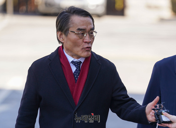 [포토] 헌재 들어서는 배보윤 변호사