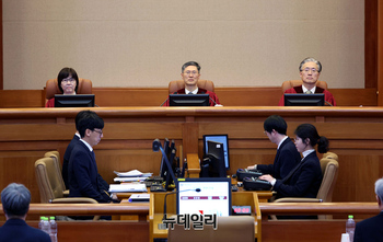 [포토] 대통령 탄핵심판 9차변론 입장하는 헌법재판관