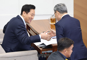 [포토] 서울시의회 개회식서 악수나누는 오세훈-정근식