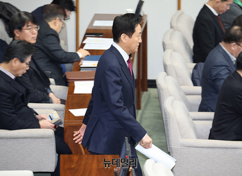 [포토] 서울시의회 제328회 임시회 개회식 입장하는 오세훈 