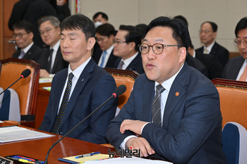 [포토] 위원들의 질의에 답하는 김병환 금융위원장